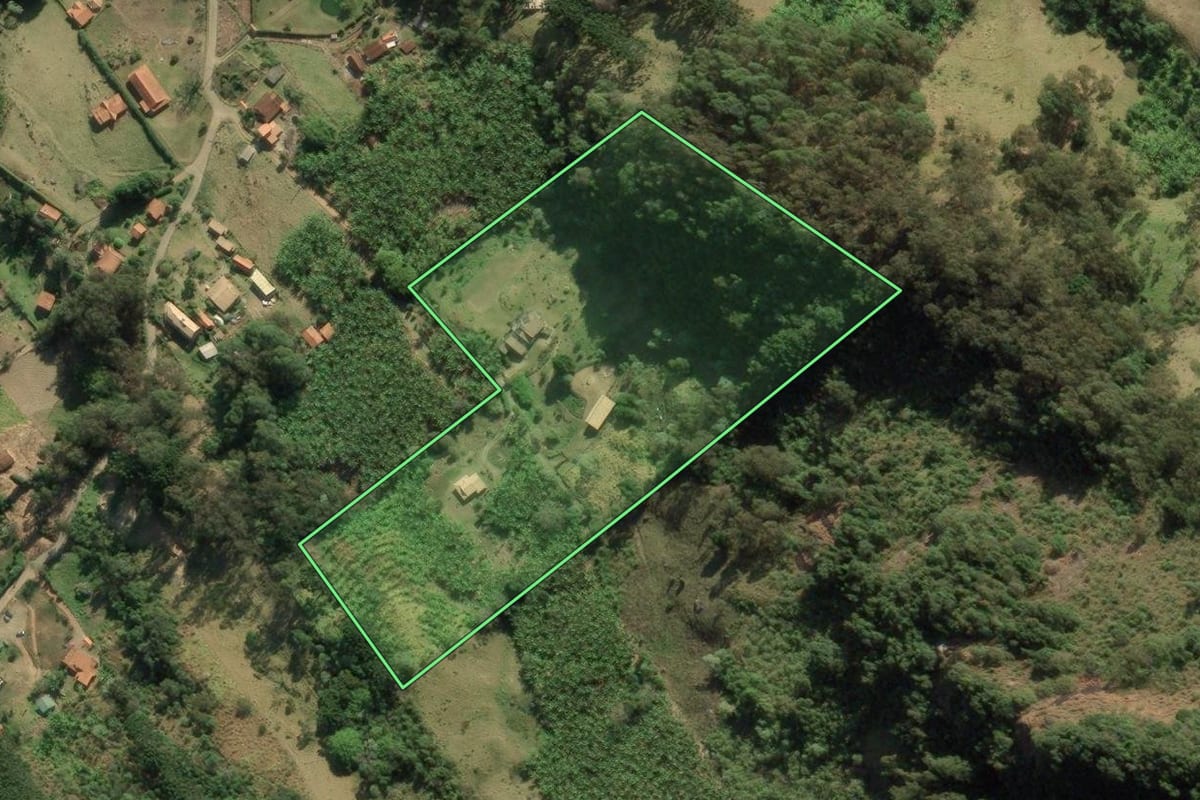 Imagem de satélite do imóvel rural em São Bento do Sapucaí (SP), com o contorno declarado no CAR desenhado por cima.