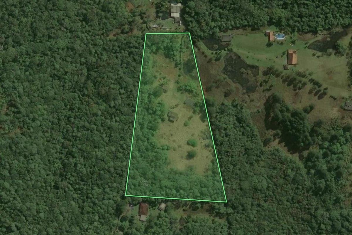 Imagem de satélite do imóvel rural em São Bernardo do Campo (SP), com o contorno declarado no CAR desenhado por cima.
