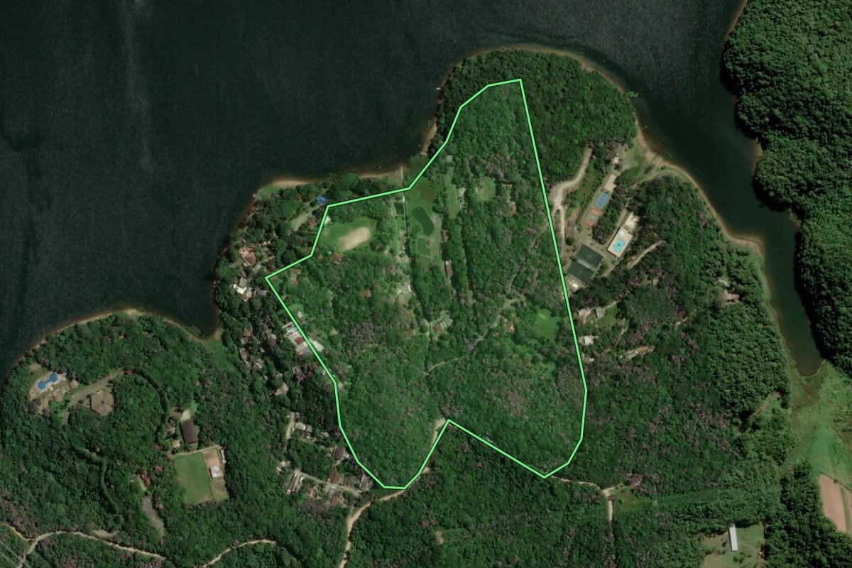 Imagem de satélite do imóvel rural em São Bernardo do Campo (SP), com o contorno declarado no CAR desenhado por cima.