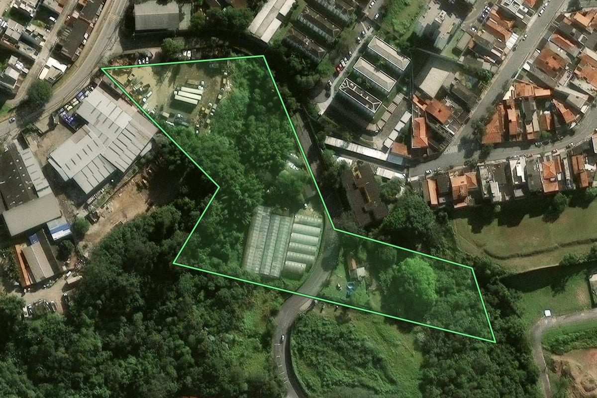 Imagem de satélite do imóvel rural em São Bernardo do Campo (SP), com o contorno declarado no CAR desenhado por cima.