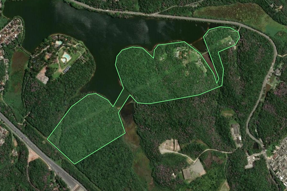 Imagem de satélite do imóvel rural em São Bernardo do Campo (SP), com o contorno declarado no CAR desenhado por cima.