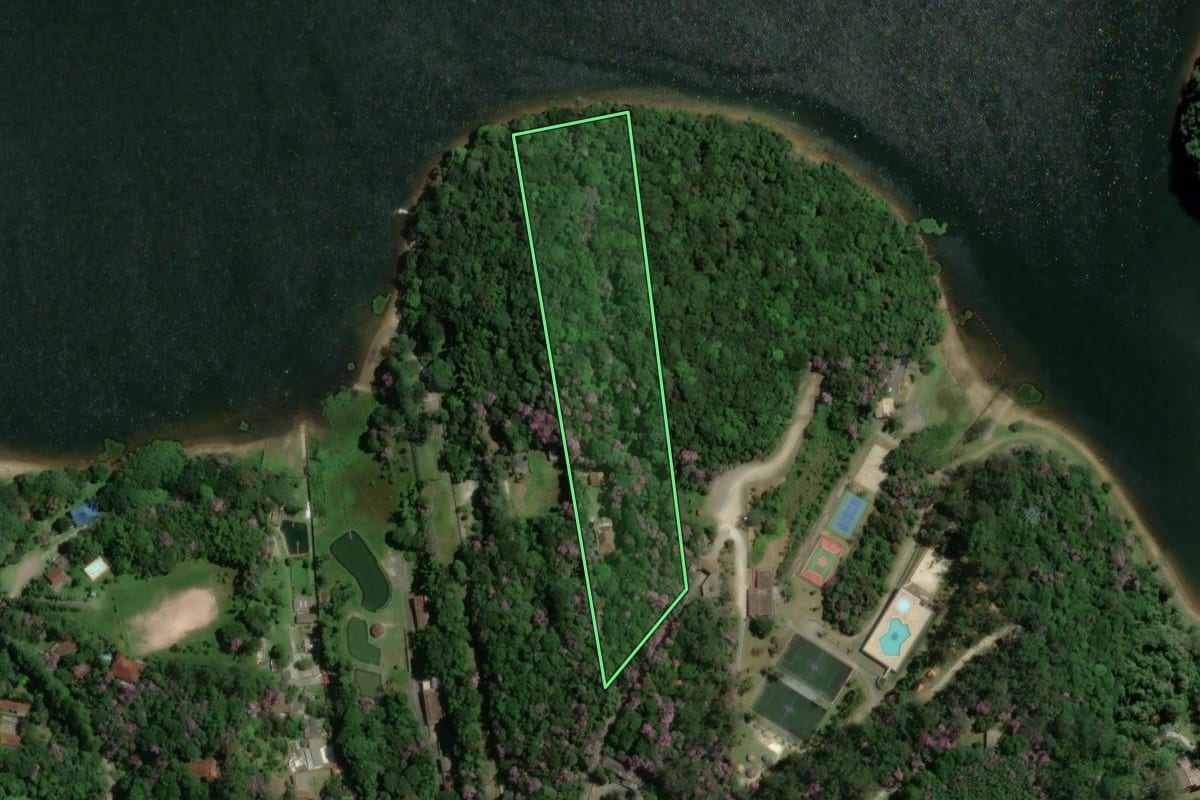 Imagem de satélite do imóvel rural em São Bernardo do Campo (SP), com o contorno declarado no CAR desenhado por cima.