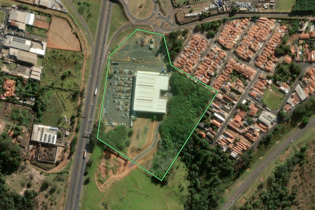 Imagem de satélite do imóvel rural em São Carlos (SP), com o contorno declarado no CAR desenhado por cima.