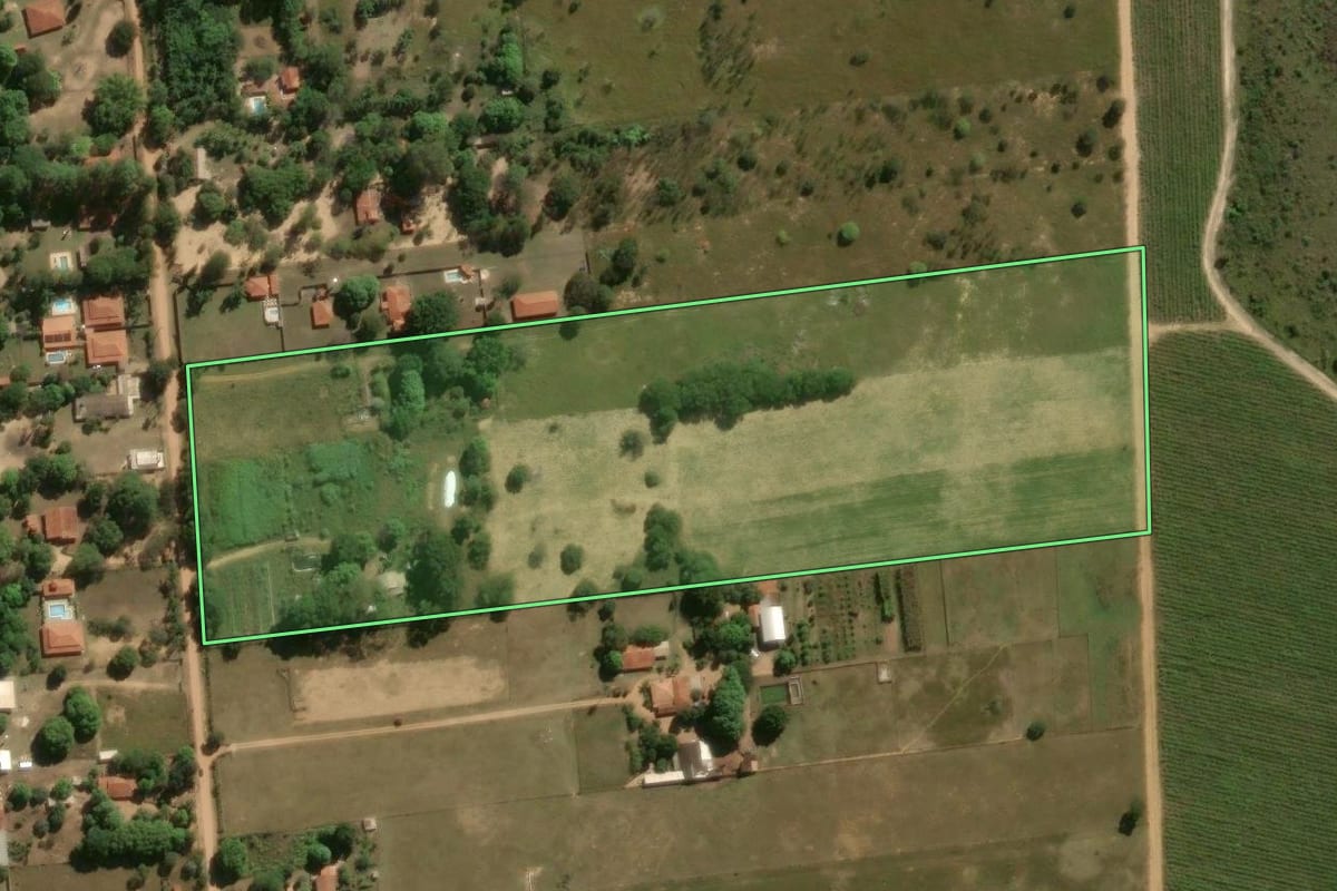 Imagem de satélite do imóvel rural em São Carlos (SP), com o contorno declarado no CAR desenhado por cima.