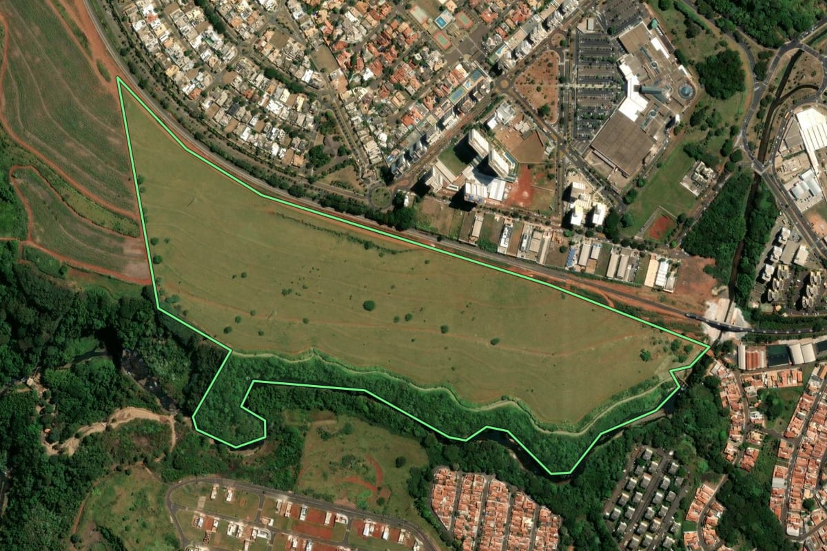 Imagem de satélite do imóvel rural em São Carlos (SP), com o contorno declarado no CAR desenhado por cima.
