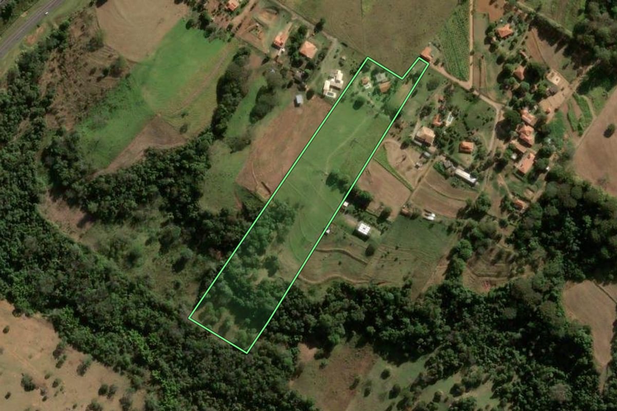 Imagem de satélite do imóvel rural em São Carlos (SP), com o contorno declarado no CAR desenhado por cima.