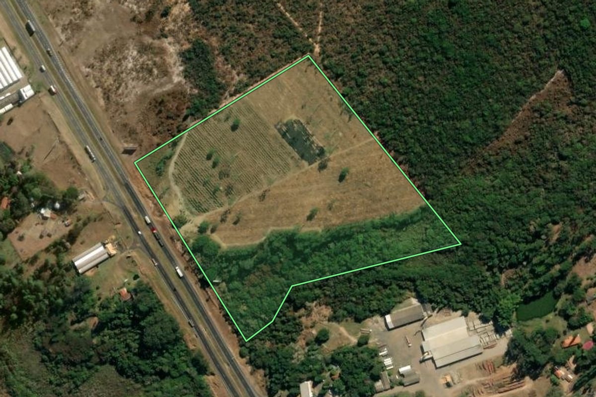 Imagem de satélite do imóvel rural em São Carlos (SP), com o contorno declarado no CAR desenhado por cima.