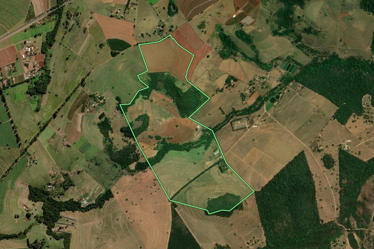 Imagem de satélite do imóvel rural em São Carlos (SP), com o contorno declarado no CAR desenhado por cima.