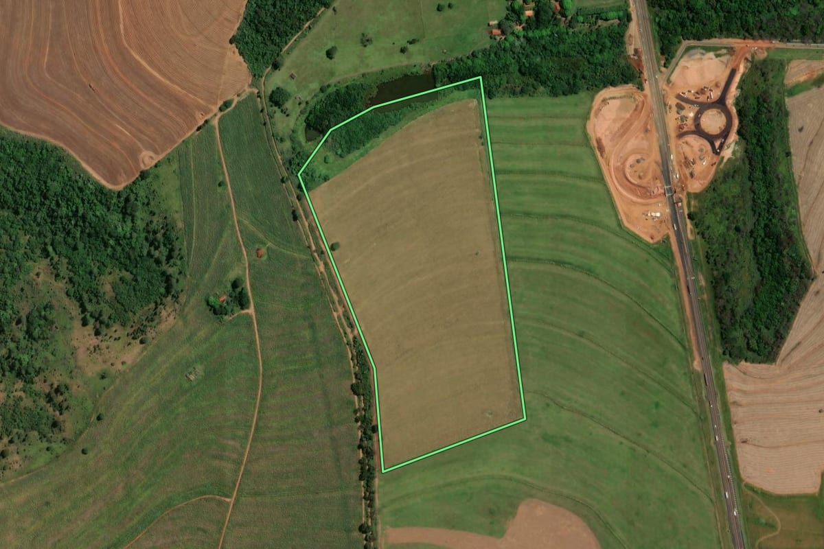 Imagem de satélite do imóvel rural em São Carlos (SP), com o contorno declarado no CAR desenhado por cima.