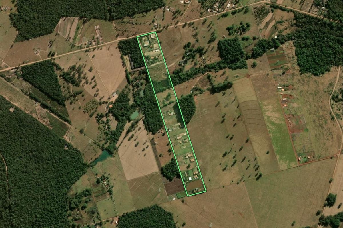 Imagem de satélite do imóvel rural em São Carlos (SP), com o contorno declarado no CAR desenhado por cima.