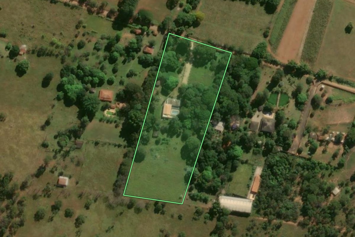 Imagem de satélite do imóvel rural em São Carlos (SP), com o contorno declarado no CAR desenhado por cima.