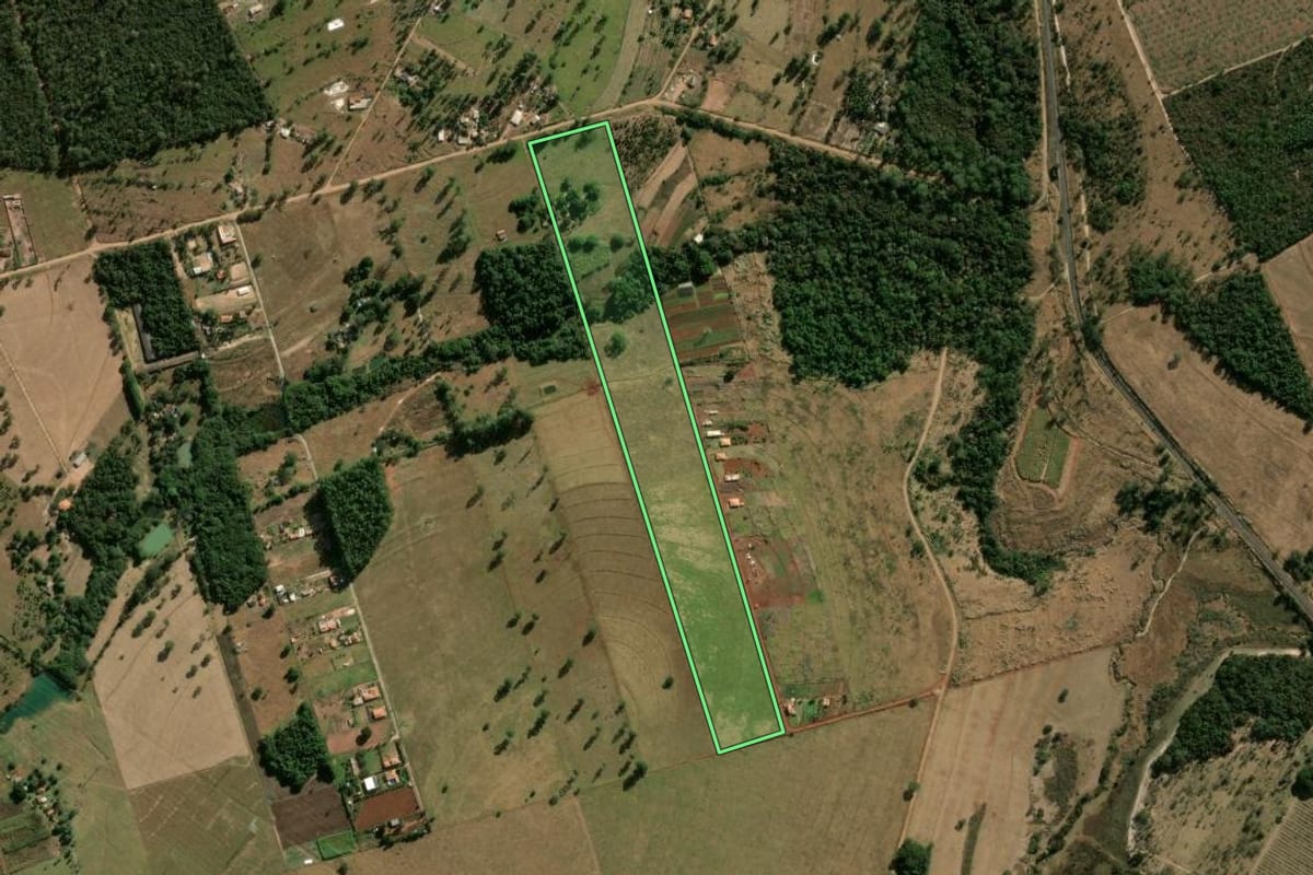Imagem de satélite do imóvel rural em São Carlos (SP), com o contorno declarado no CAR desenhado por cima.