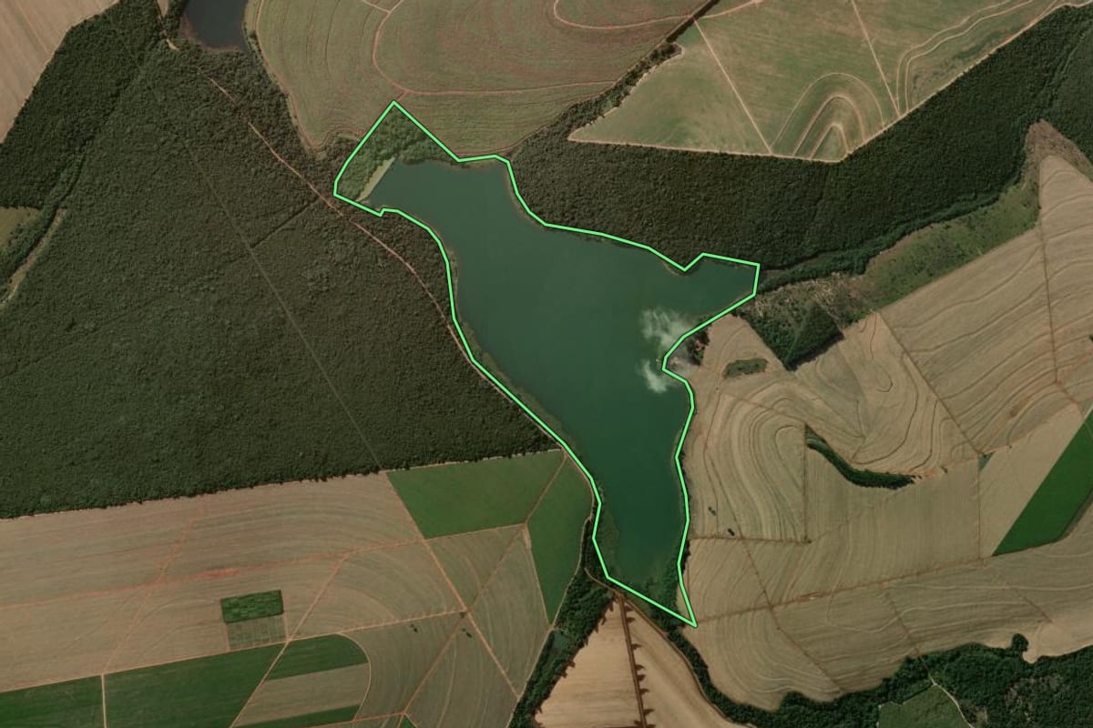 Imagem de satélite do imóvel rural em São Carlos (SP), com o contorno declarado no CAR desenhado por cima.