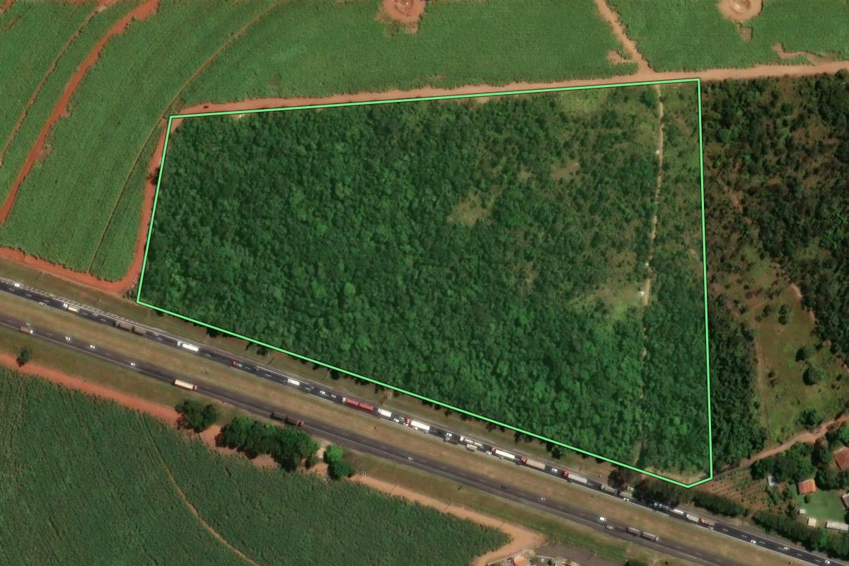 Imagem de satélite do imóvel rural em São Carlos (SP), com o contorno declarado no CAR desenhado por cima.