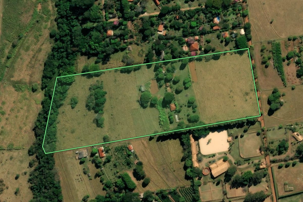 Imagem de satélite do imóvel rural em São Carlos (SP), com o contorno declarado no CAR desenhado por cima.