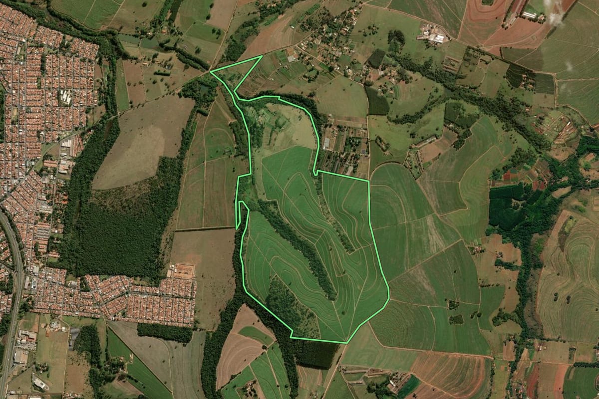 Imagem de satélite do imóvel rural em São Carlos (SP), com o contorno declarado no CAR desenhado por cima.
