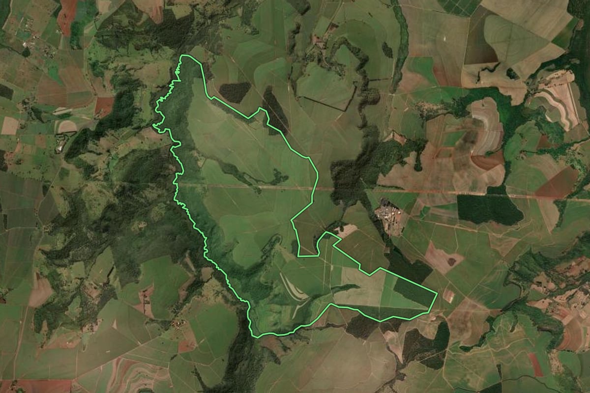 Imagem de satélite do imóvel rural em São Carlos (SP), com o contorno declarado no CAR desenhado por cima.