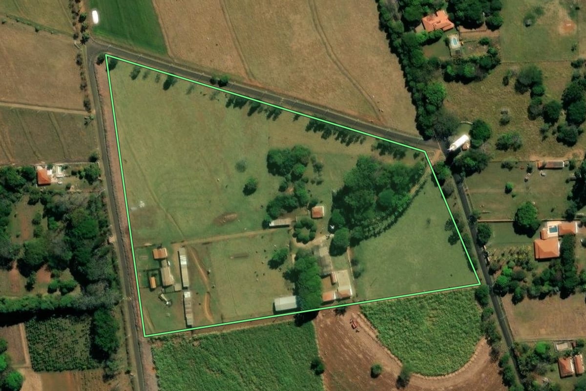 Imagem de satélite do imóvel rural em São Carlos (SP), com o contorno declarado no CAR desenhado por cima.