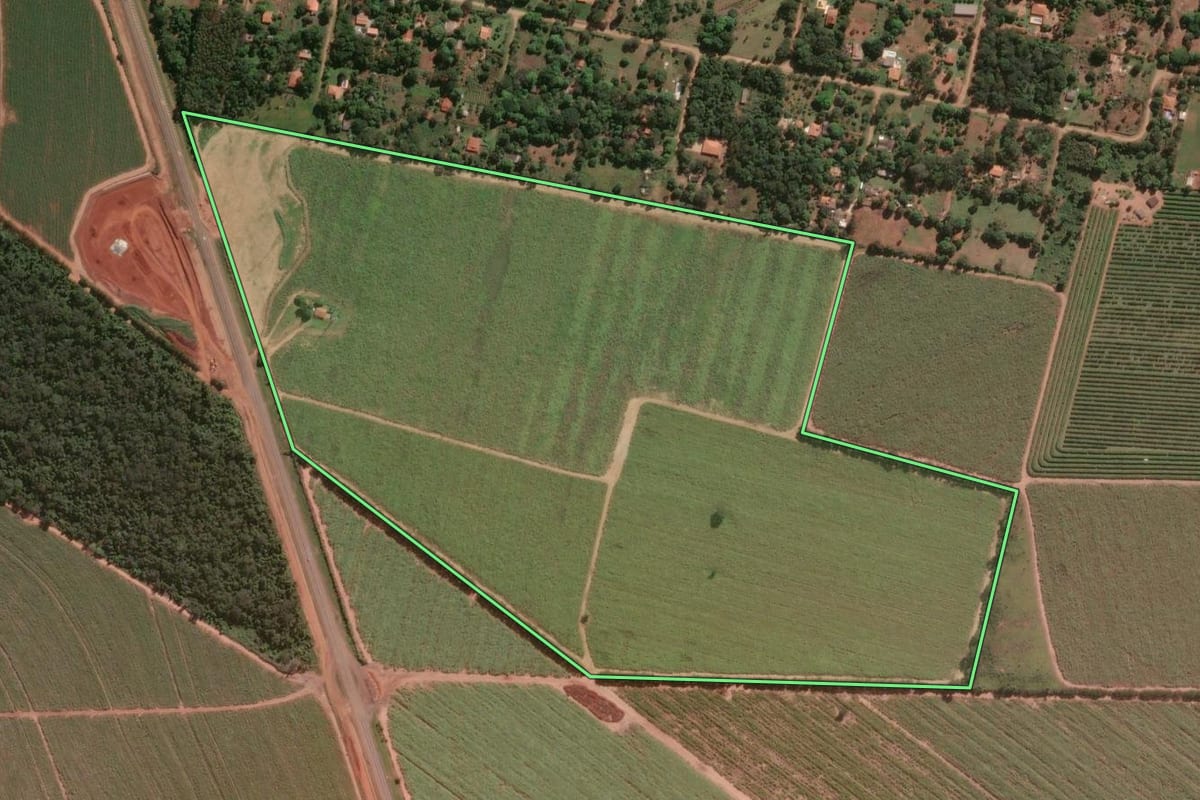 Imagem de satélite do imóvel rural em São Carlos (SP), com o contorno declarado no CAR desenhado por cima.
