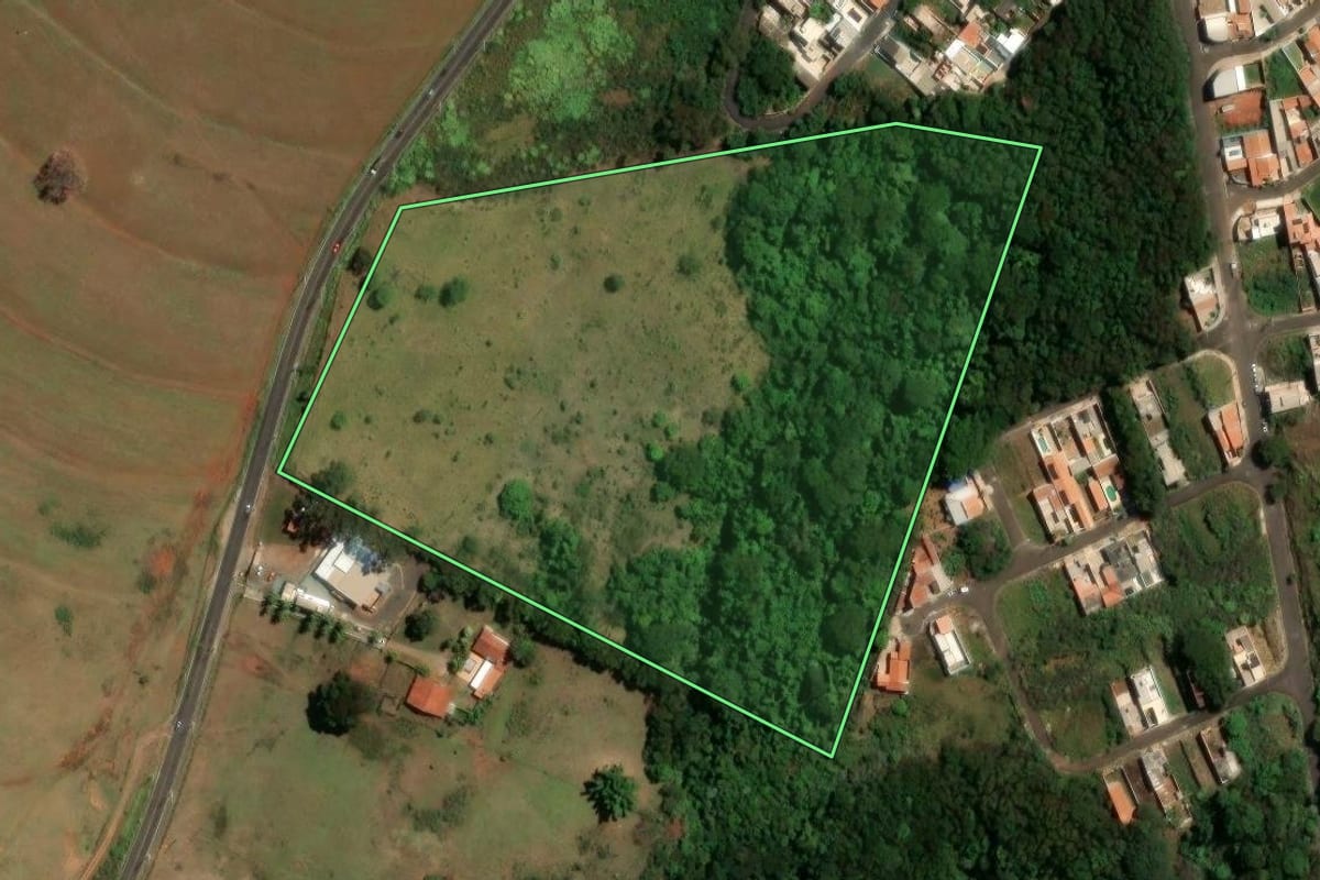 Imagem de satélite do imóvel rural em São Carlos (SP), com o contorno declarado no CAR desenhado por cima.