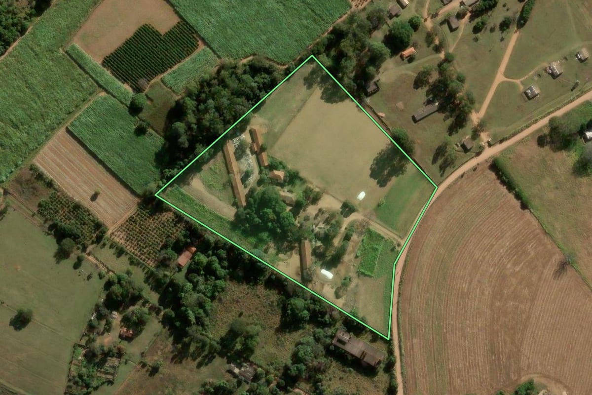 Imagem de satélite do imóvel rural em São Carlos (SP), com o contorno declarado no CAR desenhado por cima.