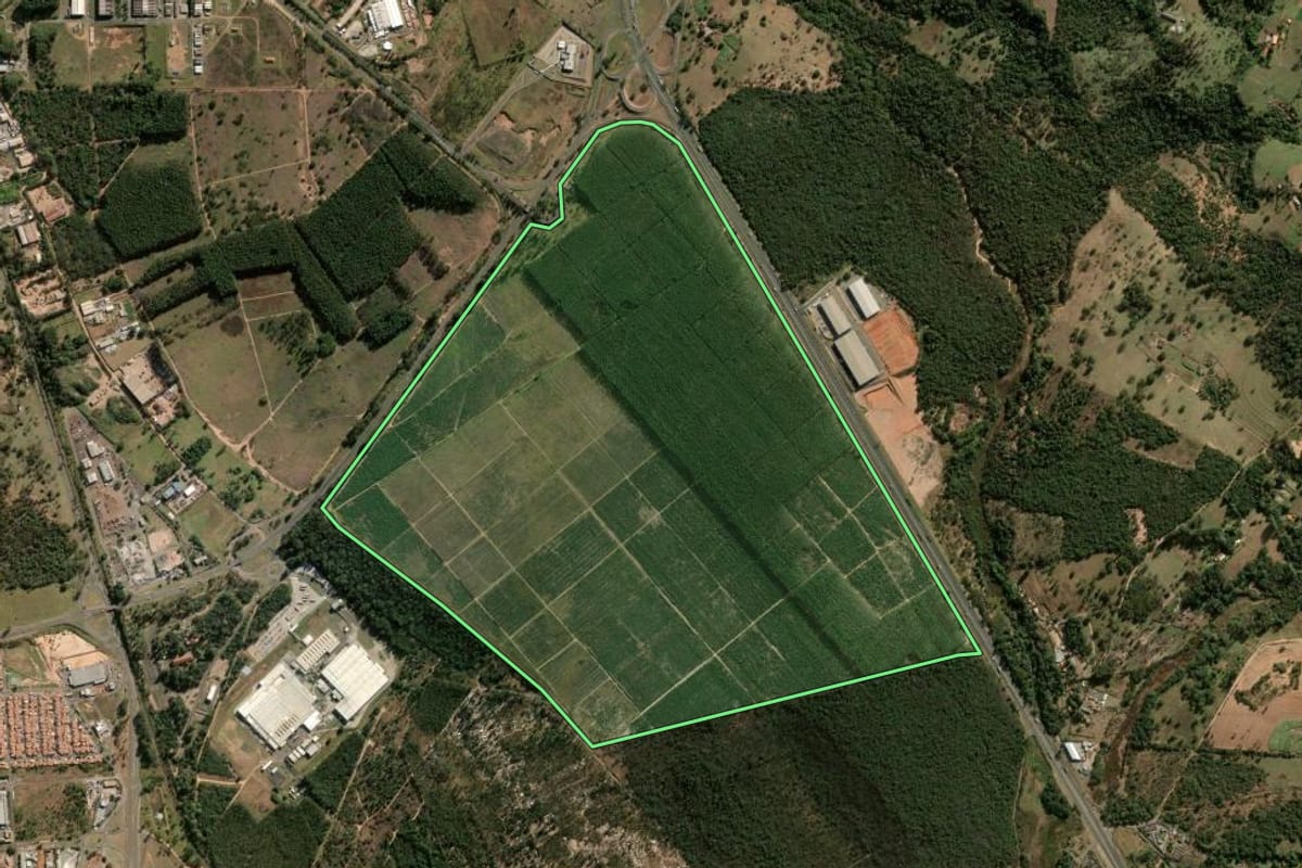 Imagem de satélite do imóvel rural em São Carlos (SP), com o contorno declarado no CAR desenhado por cima.