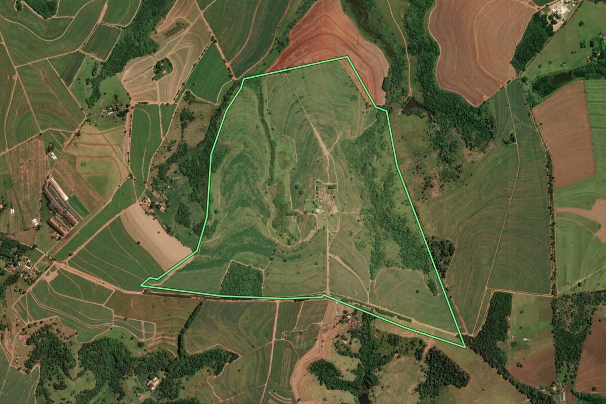 Imagem de satélite do imóvel rural em São Carlos (SP), com o contorno declarado no CAR desenhado por cima.