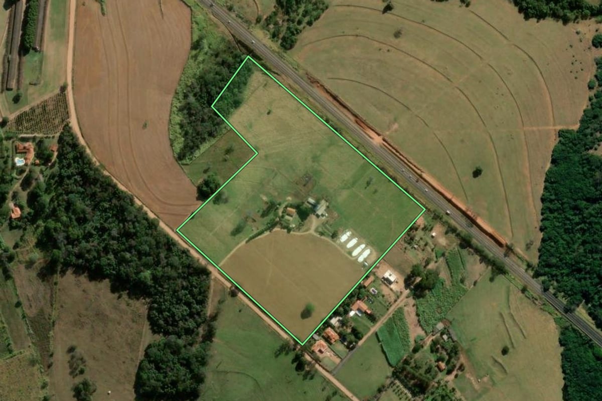 Imagem de satélite do imóvel rural em São Carlos (SP), com o contorno declarado no CAR desenhado por cima.