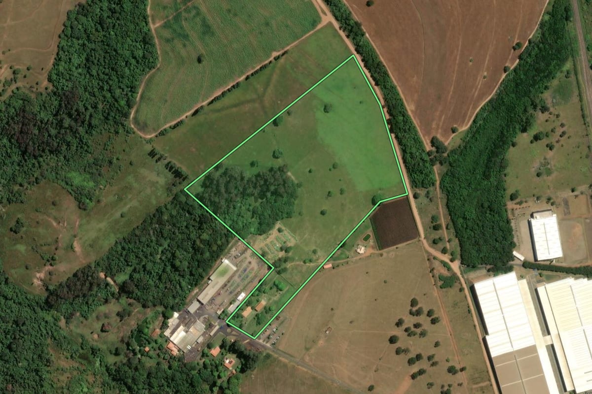Imagem de satélite do imóvel rural em São Carlos (SP), com o contorno declarado no CAR desenhado por cima.