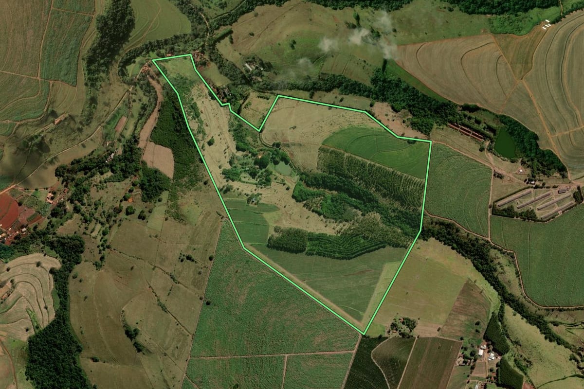 Imagem de satélite do imóvel rural em São Carlos (SP), com o contorno declarado no CAR desenhado por cima.