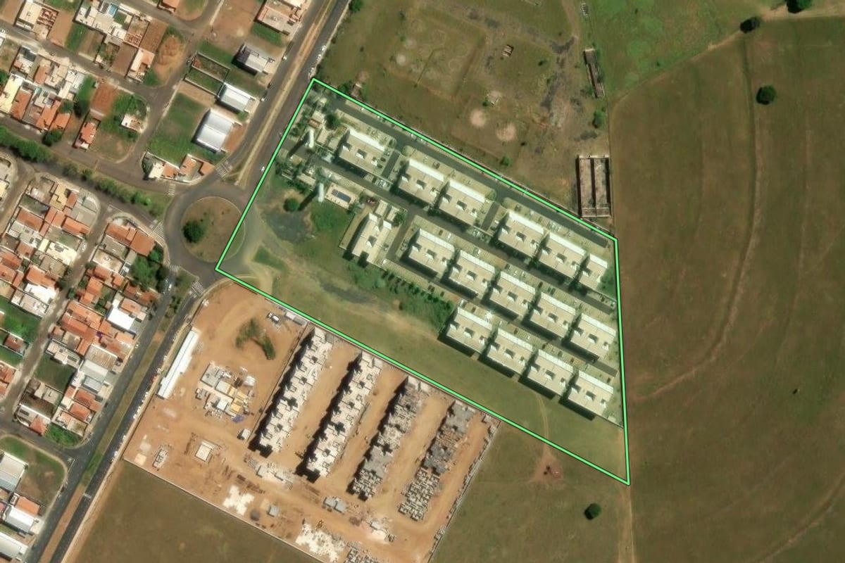 Imagem de satélite do imóvel rural em São Carlos (SP), com o contorno declarado no CAR desenhado por cima.