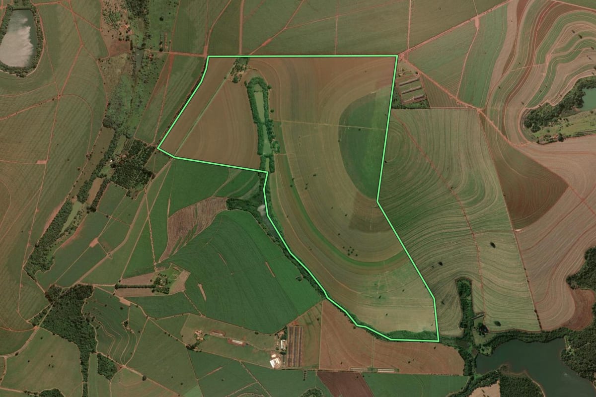 Imagem de satélite do imóvel rural em São Carlos (SP), com o contorno declarado no CAR desenhado por cima.
