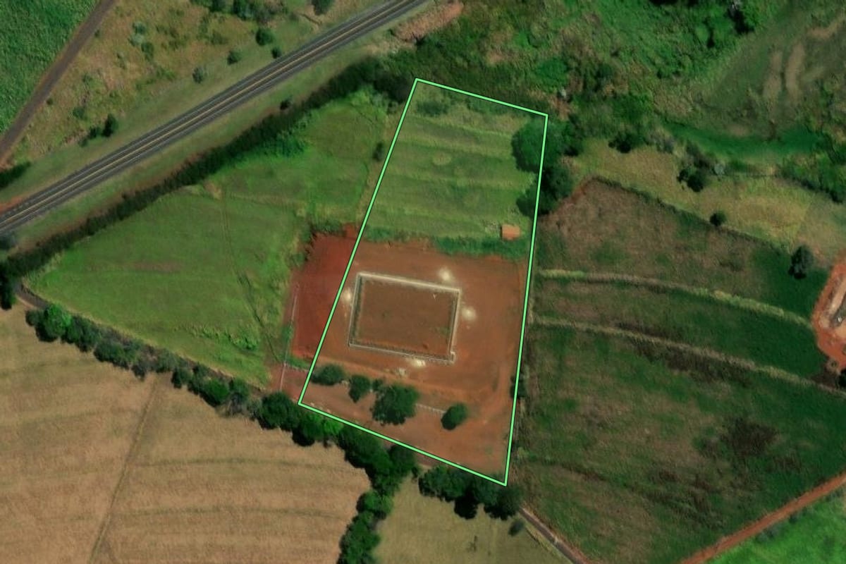 Imagem de satélite do imóvel rural em São Carlos (SP), com o contorno declarado no CAR desenhado por cima.