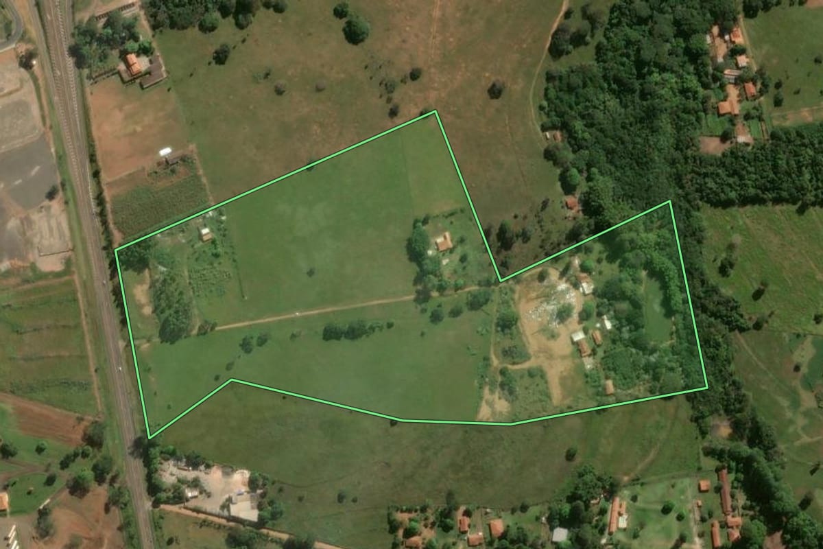 Imagem de satélite do imóvel rural em São Carlos (SP), com o contorno declarado no CAR desenhado por cima.
