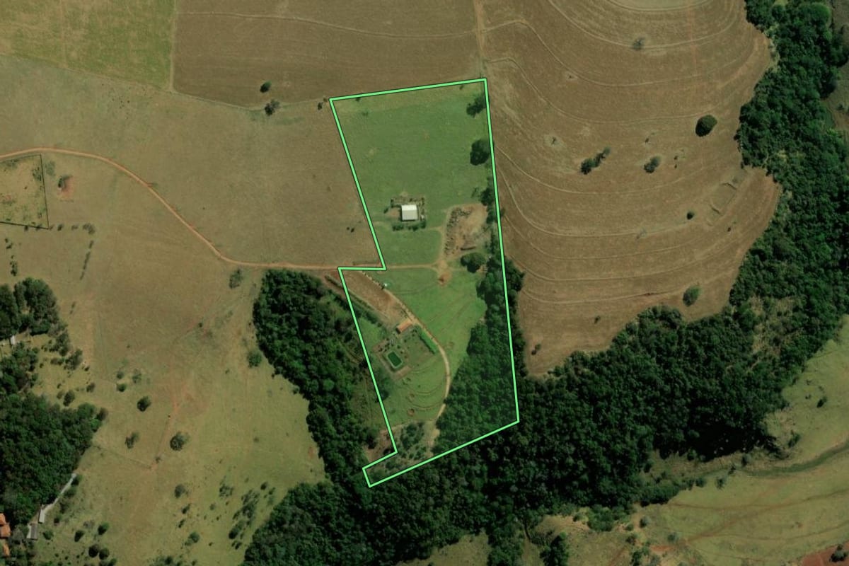 Imagem de satélite do imóvel rural em São Carlos (SP), com o contorno declarado no CAR desenhado por cima.