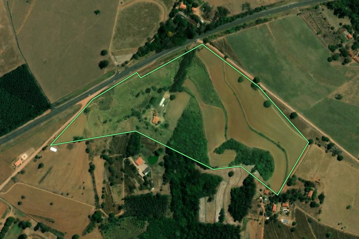 Imagem de satélite do imóvel rural em São Carlos (SP), com o contorno declarado no CAR desenhado por cima.