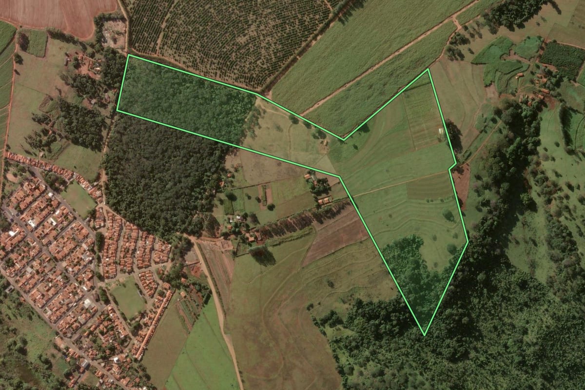 Imagem de satélite do imóvel rural em São Carlos (SP), com o contorno declarado no CAR desenhado por cima.