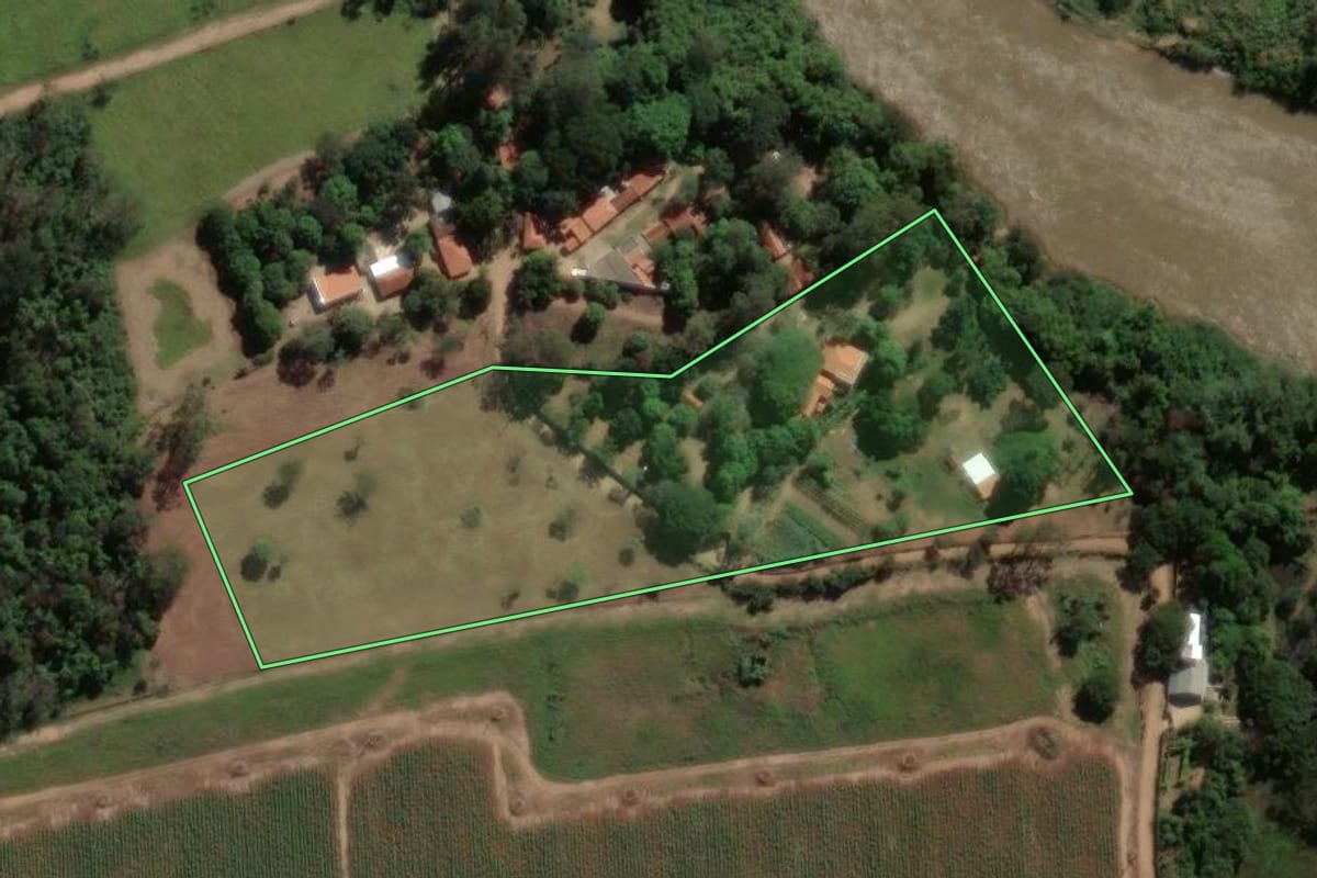 Imagem de satélite do imóvel rural em São Carlos (SP), com o contorno declarado no CAR desenhado por cima.