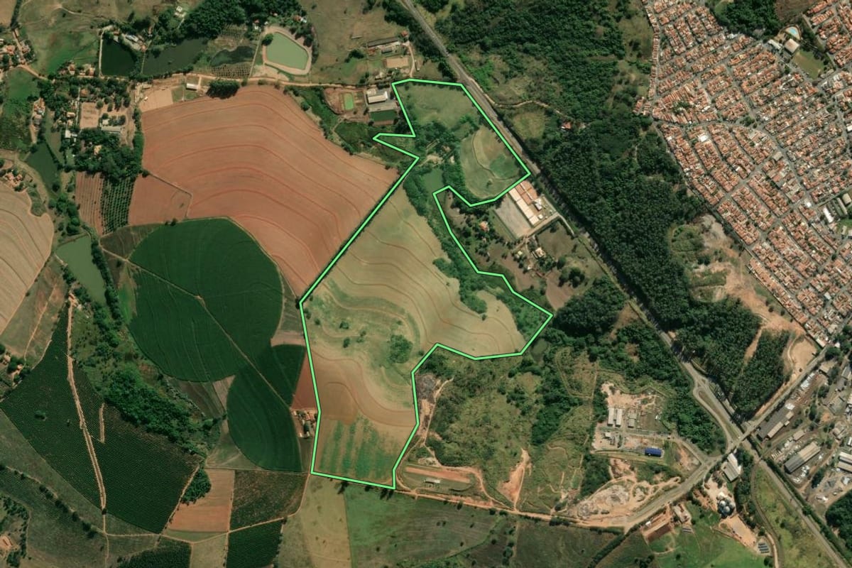 Imagem de satélite do imóvel rural em São João da Boa Vista (SP), com o contorno declarado no CAR desenhado por cima.