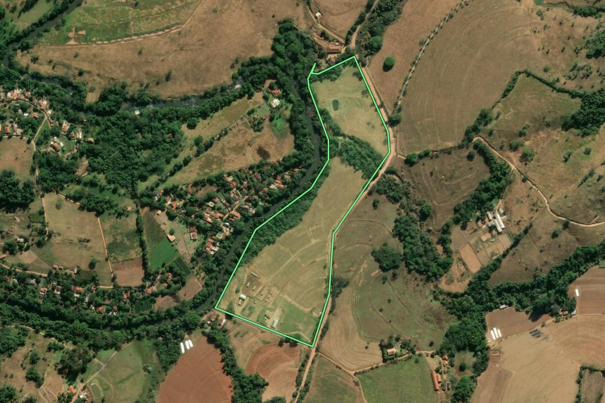 Imagem de satélite do imóvel rural em São João da Boa Vista (SP), com o contorno declarado no CAR desenhado por cima.