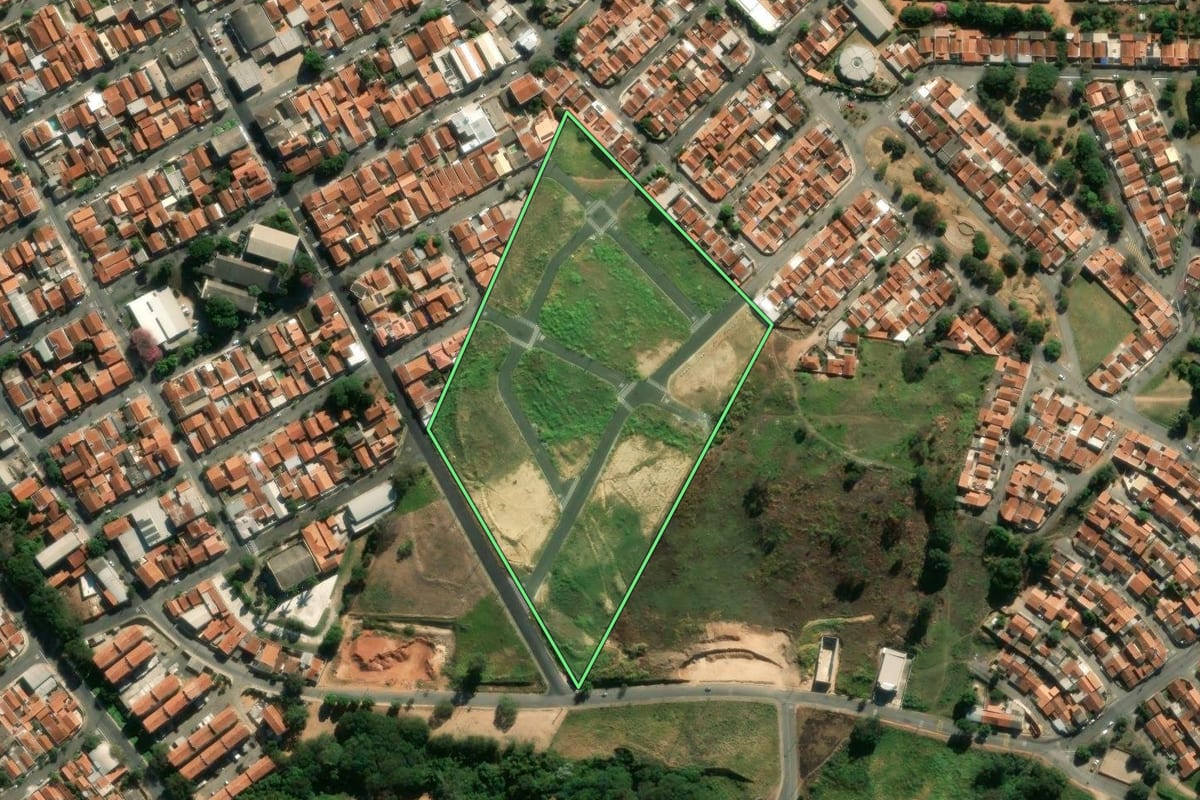 Imagem de satélite do imóvel rural em São João da Boa Vista (SP), com o contorno declarado no CAR desenhado por cima.
