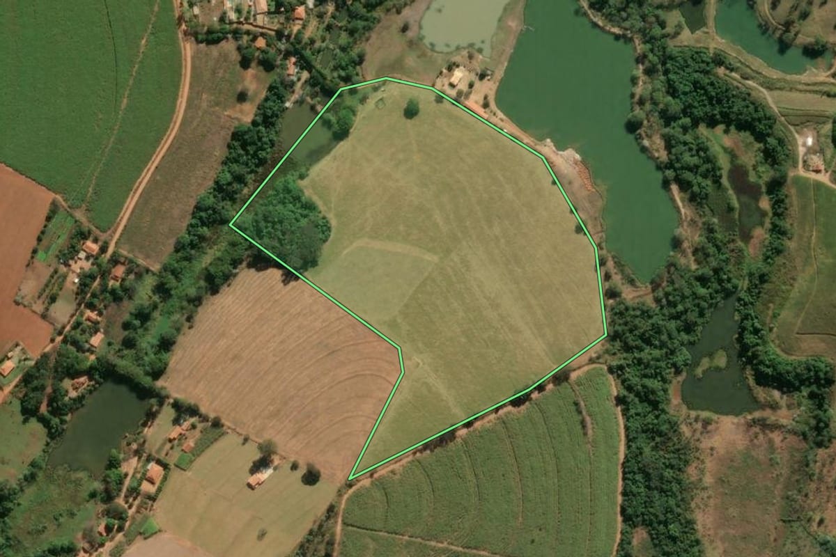 Imagem de satélite do imóvel rural em São João da Boa Vista (SP), com o contorno declarado no CAR desenhado por cima.