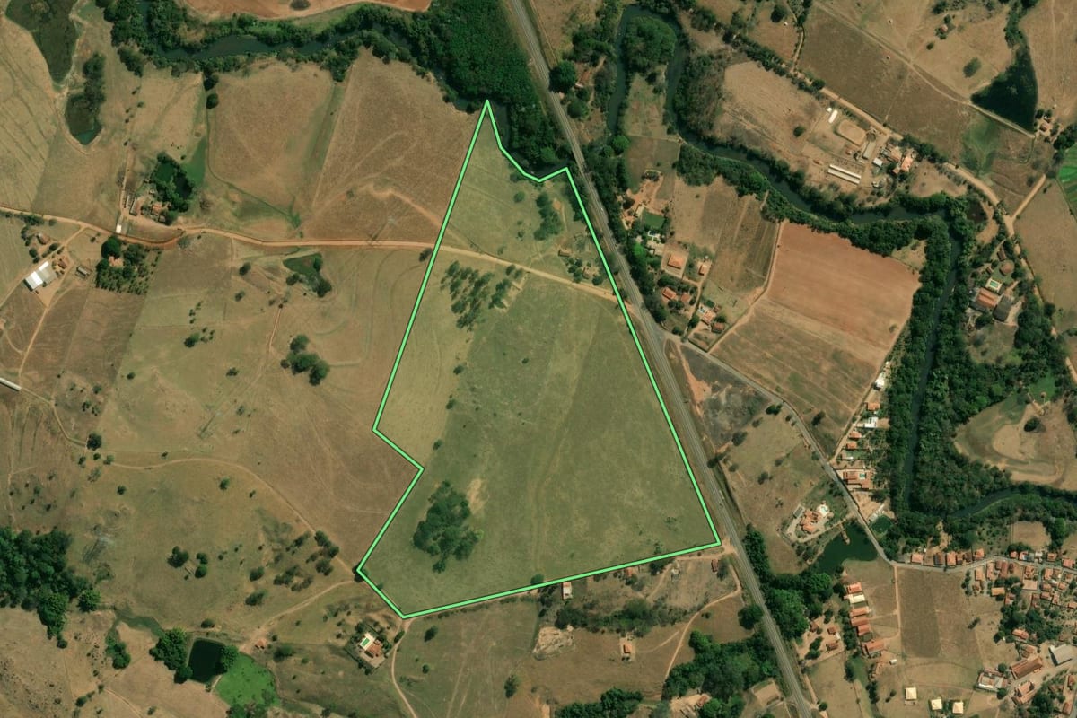 Imagem de satélite do imóvel rural em São João da Boa Vista (SP), com o contorno declarado no CAR desenhado por cima.