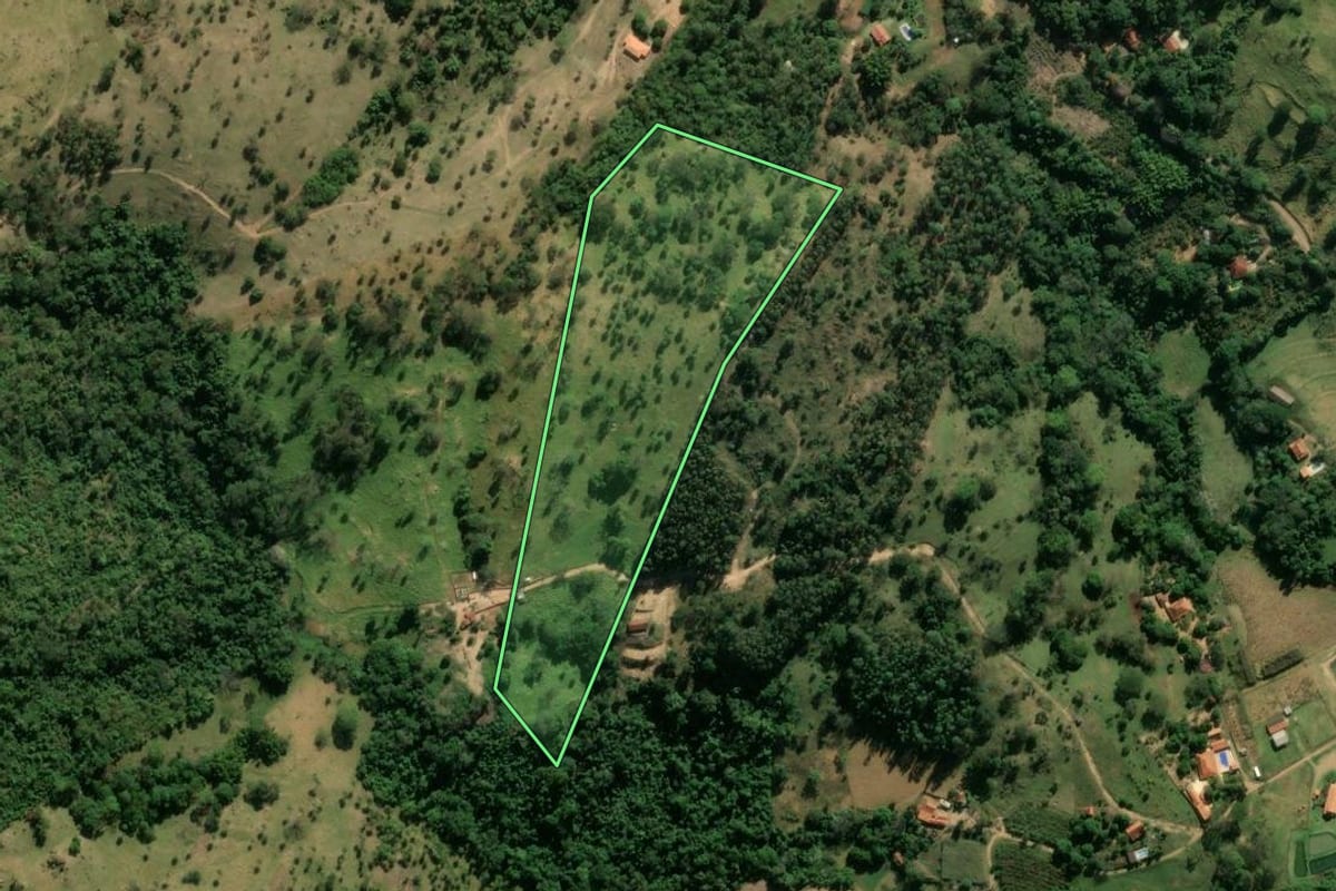 Imagem de satélite do imóvel rural em São João da Boa Vista (SP), com o contorno declarado no CAR desenhado por cima.