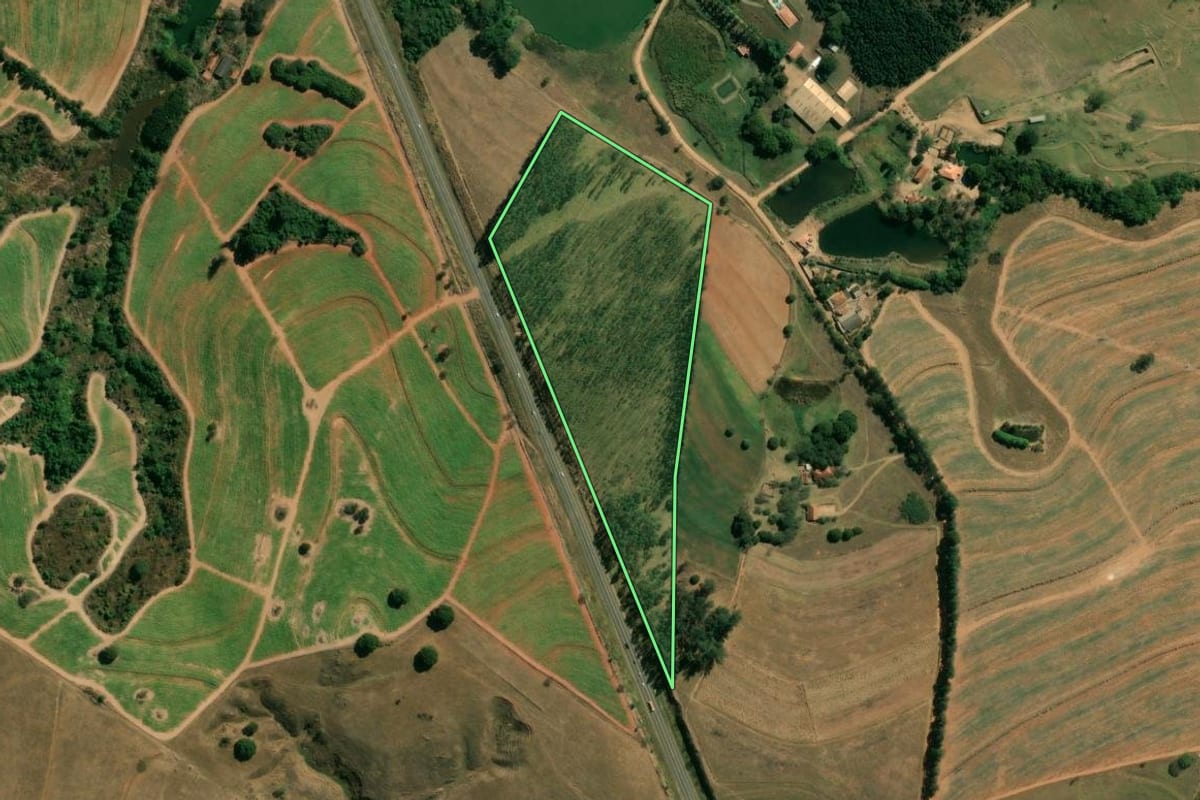 Imagem de satélite do imóvel rural em São João da Boa Vista (SP), com o contorno declarado no CAR desenhado por cima.