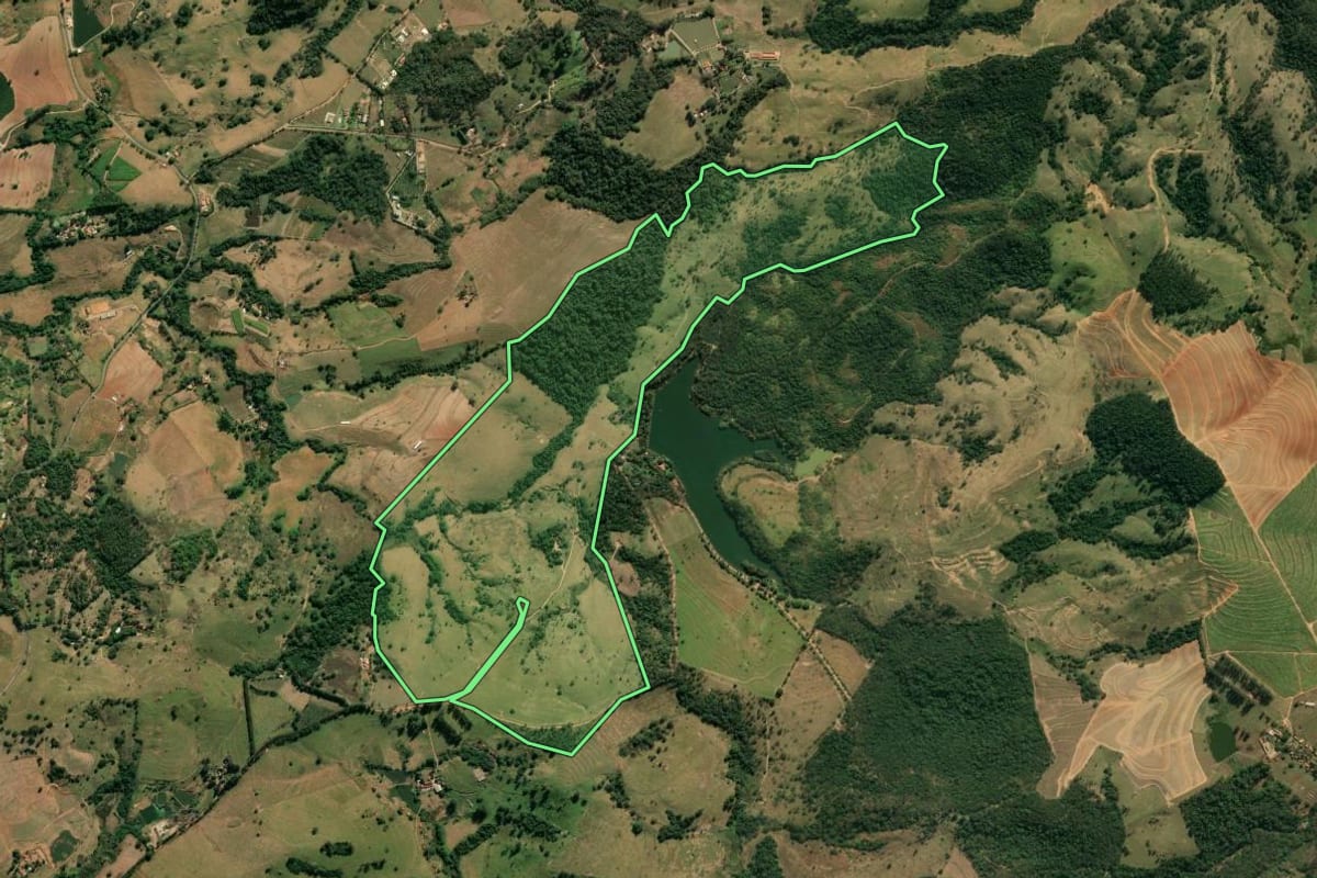 Imagem de satélite do imóvel rural em São João da Boa Vista (SP), com o contorno declarado no CAR desenhado por cima.