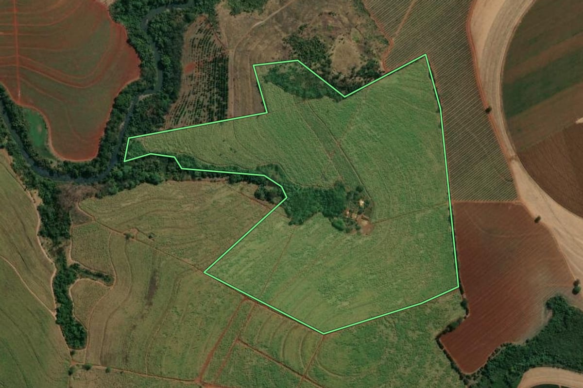 Imagem de satélite do imóvel rural em São João da Boa Vista (SP), com o contorno declarado no CAR desenhado por cima.