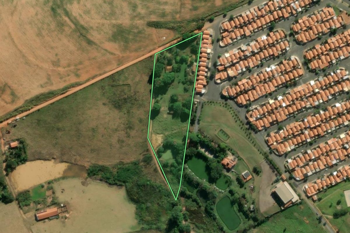 Imagem de satélite do imóvel rural em São João da Boa Vista (SP), com o contorno declarado no CAR desenhado por cima.