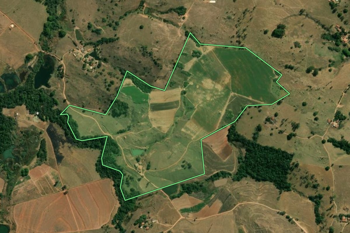 Imagem de satélite do imóvel rural em São João da Boa Vista (SP), com o contorno declarado no CAR desenhado por cima.