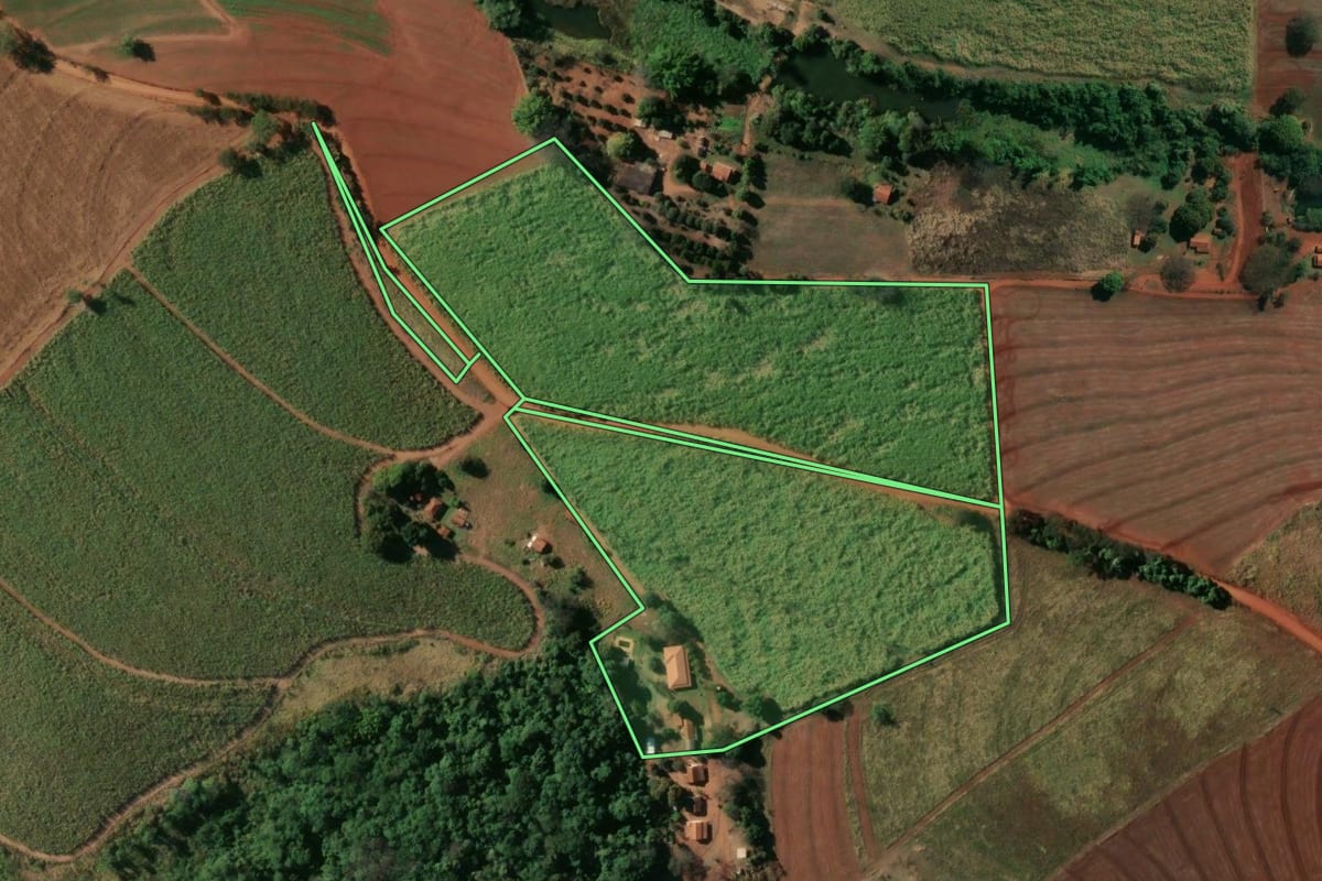 Imagem de satélite do imóvel rural em São João da Boa Vista (SP), com o contorno declarado no CAR desenhado por cima.
